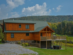 Exterior - Valley Lodge 5 Bedroom House (McHenry)