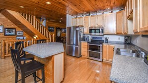 Maison, plusieurs lits, bain à remous, vue montagne | Cuisine privée | Cafetière/bouilloire, réfrigérateur, micro-ondes, four