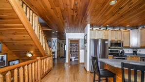 Maison, plusieurs lits, bain à remous, vue montagne | Cuisine privée | Cafetière/bouilloire, réfrigérateur, micro-ondes, four