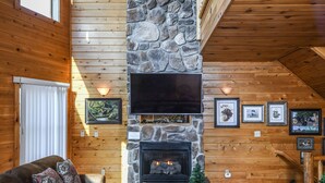 Maison, plusieurs lits, bain à remous, vue montagne | Salle de séjour | Télévision, cheminée, lecteur de DVD