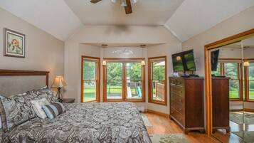 House, Multiple Beds, Hot Tub | 3 bedrooms, WiFi (free), bed sheets