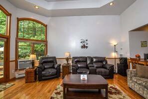 House, Multiple Beds, Hot Tub | Living room