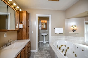 Bathroom - Beautiful Adventure 3 Bedroom House (Swanton)