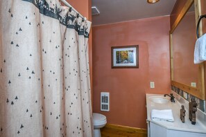 House, Multiple Beds, Hot Tub | Bathroom | Towels