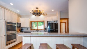 Private kitchen - Commander's Quarters 5 Bedroom House (Swanton)