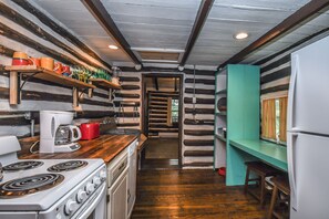 House, Multiple Beds, Hot Tub | Private kitchen | Fridge, microwave, oven, stovetop - Apple Cottage 2 Bedroom House (Oakland)