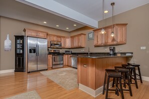 Talo, useita sänkyjä, poreamme | Yksityinen keittiö | Jääkaappi, mikroaaltouuni, uuni, liesi