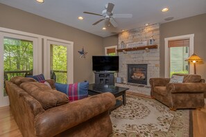 Talo, useita sänkyjä, poreamme | Olohuone | Televisio, takka