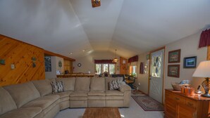 Living room - Mountain Escape 2 Bedroom House (McHenry)