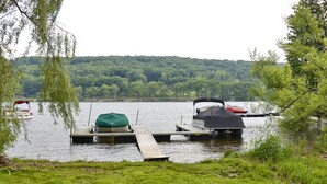 A lakeside dock with boats and a grassy area. - Mountain Escape 2 Bedroom House (McHenry)