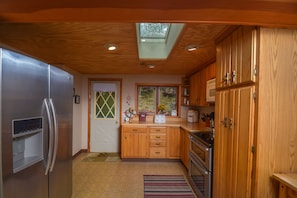 House, Multiple Beds, Hot Tub | Private kitchen | Fridge, microwave, oven, stovetop - Mountain Escape 2 Bedroom House (McHenry)
