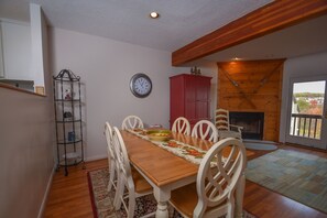 Casa, varias camas, chimenea | Cocina privada | Refrigerador, microondas, horno y parrilla de estufa 