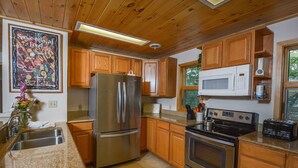 House, Multiple Beds, Fireplace | Private kitchen - Lakeview Cottage 3 Bedroom House (Oakland)