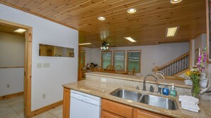House, Multiple Beds, Fireplace | Private kitchen - Lakeview Cottage 3 Bedroom House (Oakland)