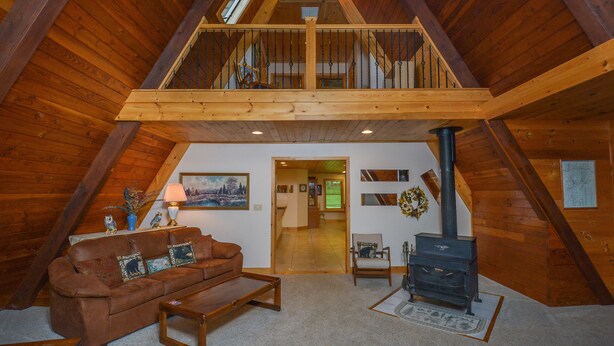 House, Multiple Beds, Fireplace | Living room - Lakeview Cottage 3 Bedroom House (Oakland)