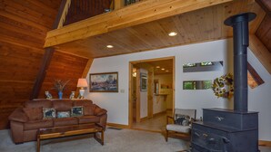 House, Multiple Beds, Fireplace | Living room - Lakeview Cottage 3 Bedroom House (Oakland)