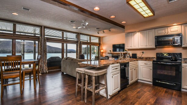 House, 2 Queen Beds, Kitchen | Private kitchen | Coffee/tea maker, fridge, microwave, oven - Glendale Shores 2 Bedroom Townhome #20 (Oakland)