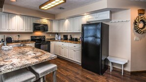 House, 2 Queen Beds, Kitchen | Private kitchen | Coffee/tea maker, fridge, microwave, oven - Glendale Shores 2 Bedroom Townhome #20 (Oakland)