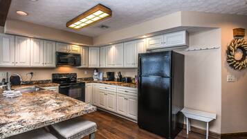 House, 2 Queen Beds, Kitchen | Private kitchen | Fridge, microwave, oven, stovetop