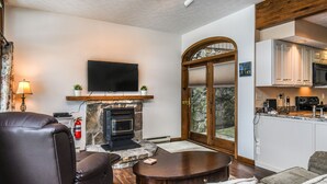 House, 2 Queen Beds, Kitchen | Living room | TV - Glendale Shores 2 Bedroom Townhome #20 (Oakland)