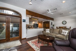 Ferienhaus, 2 Queen-Betten, Küche | Wohnzimmer | Fernseher