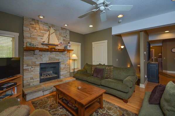 House, Multiple Beds, Hot Tub | Living room | TV, fireplace - Whispering Pines 5 Bedroom Townhome (Oakland)