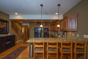 House, Multiple Beds, Hot Tub | Private kitchen | Fridge, microwave, oven, stovetop - Whispering Pines 5 Bedroom Townhome (Oakland)