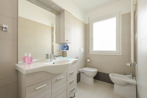 Apartment, 2 Schlafzimmer, Terrasse | Badezimmer | Dusche, Haartrockner, Bidet