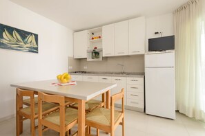 Apartment, 2 Schlafzimmer, Terrasse | Eigene Kochnische | Großer Kühlschrank, Mikrowelle, Herdplatte, Geschirrspüler