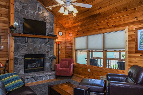 House, Multiple Beds, Fireplace | Living room | TV, fireplace, DVD player - Terrapin Station 4 Bedroom House (McHenry)