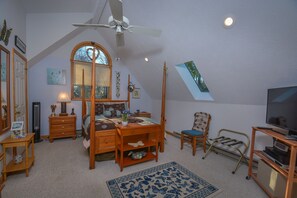 House, Multiple Beds, Hot Tub | 4 bedrooms, free WiFi, bed sheets