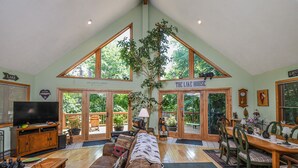 House, Multiple Beds, Hot Tub | Living room - Heart and Soul 4 Bedroom House (Oakland)
