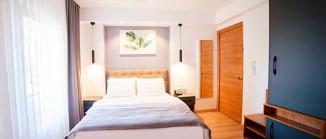 Superior tweepersoonskamer, 1 tweepersoonsbed, niet-roken | Een minibar met enkele gratis items, een kluis op de kamer, een bureau