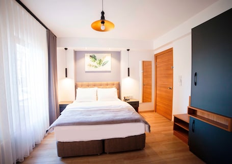 Artículos del minibar gratis y caja de seguridad en la habitación