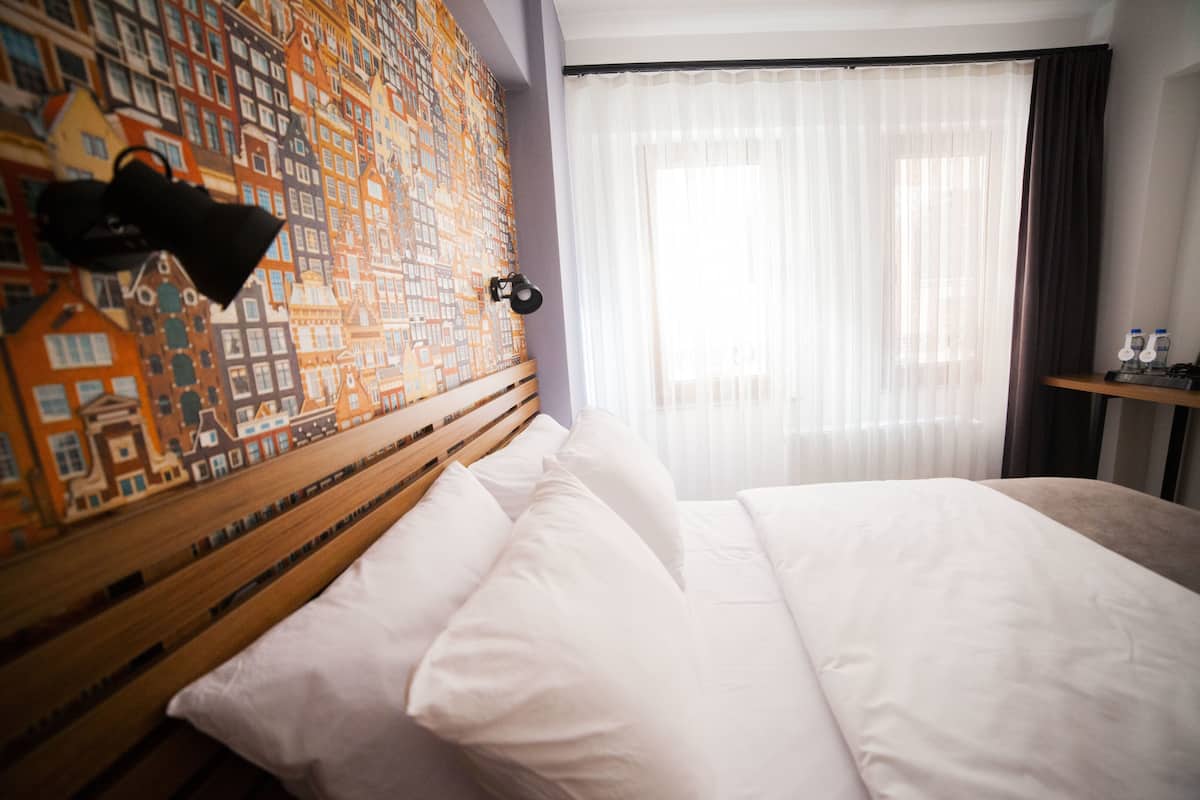 economy double room, non smoking, ground floor | 1 bedroom, free minibar items, in-room safe, desk