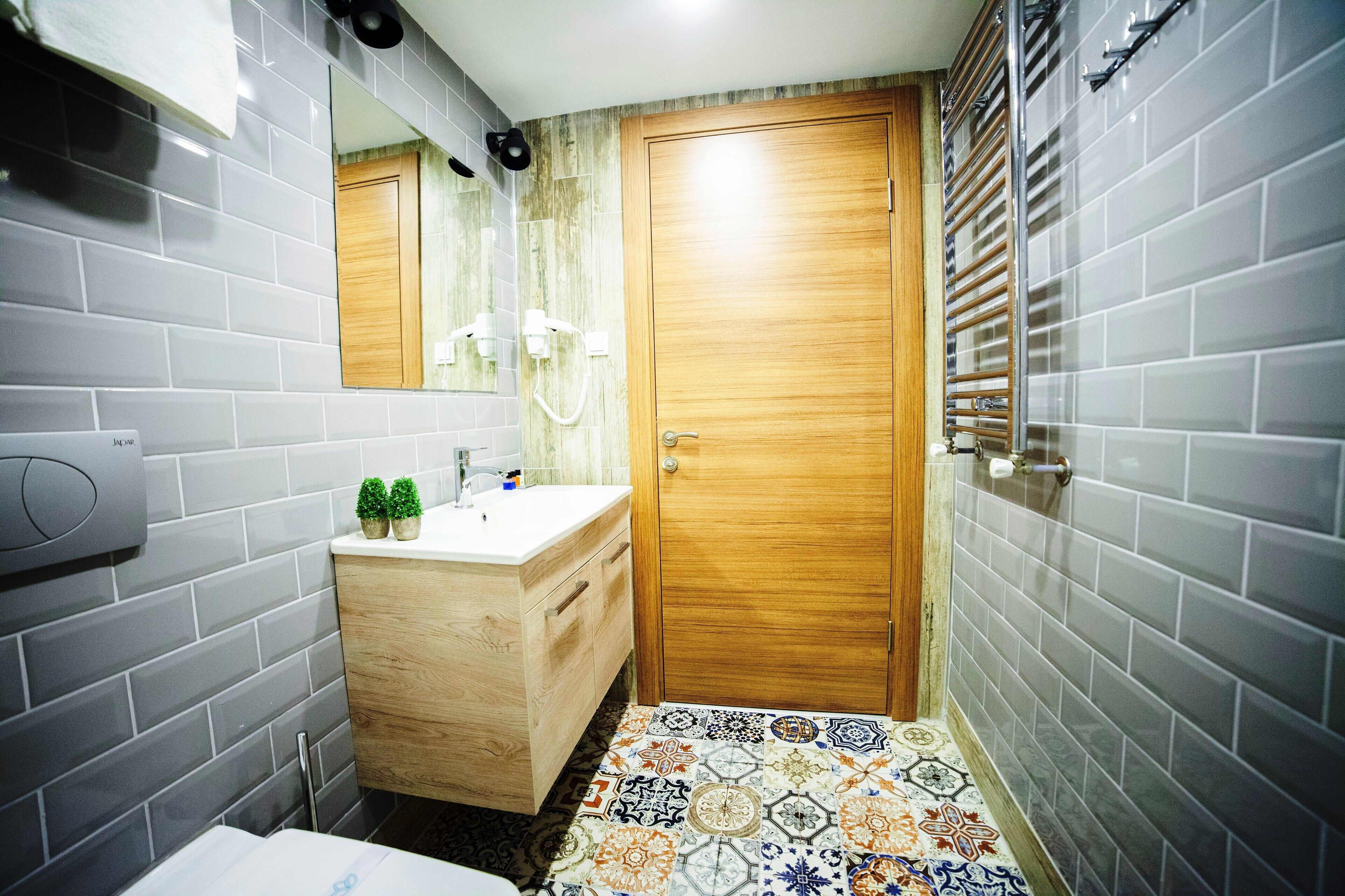 shower, free toiletries, hair dryer, slippers