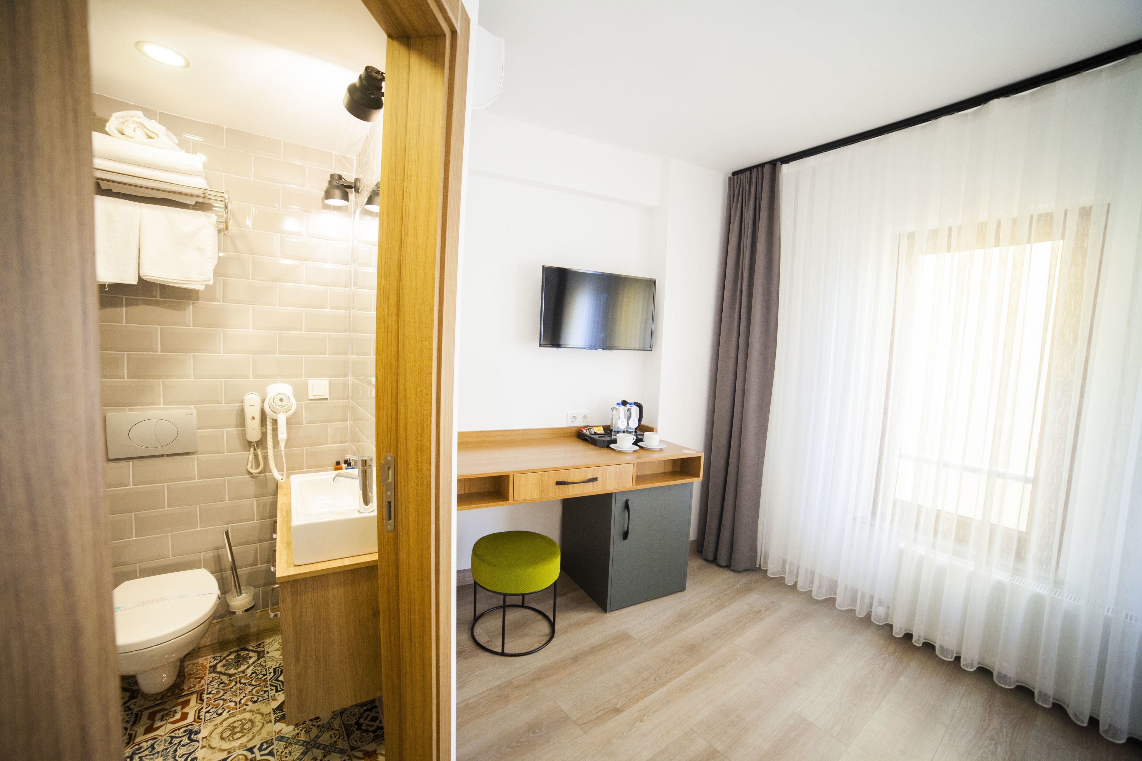Une salle de bain moderne équipée de toilettes, d’un lavabo et d’un porte-serviettes.