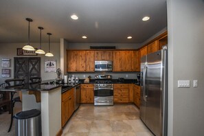 House, Multiple Beds, Hot Tub | Private kitchen | Fridge, microwave, oven, stovetop