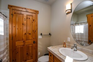 House, Multiple Beds, Hot Tub | Bathroom