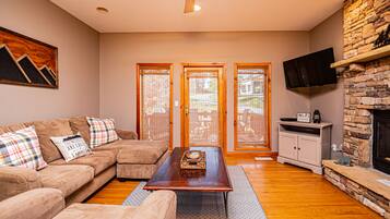 TV, lò sưởi, đầu đĩa DVD