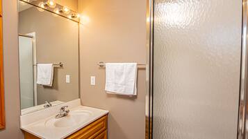 House, Multiple Beds, Hot Tub | Bathroom | Towels