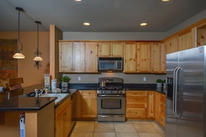 House, Multiple Beds, Hot Tub | Private kitchen | Fridge, microwave, oven, stovetop - Tips Up 4 Bedroom Townhome (McHenry)
