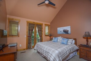 House, Multiple Beds, Hot Tub | 4 bedrooms, free WiFi, bed sheets - Tips Up 4 Bedroom Townhome (McHenry)