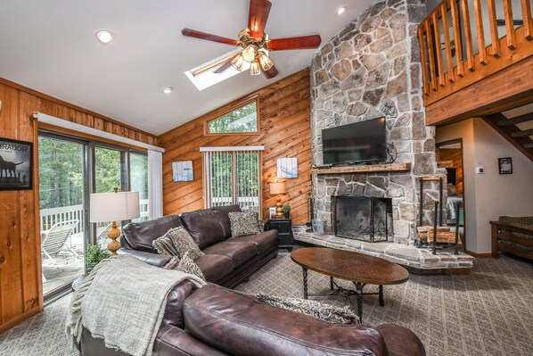 House, Multiple Beds, Hot Tub | Living room