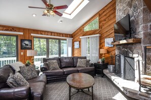 House, Multiple Beds, Hot Tub | Living room
