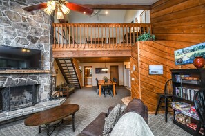 House, Multiple Beds, Hot Tub | Living room