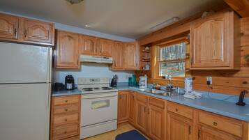 House, Multiple Beds, Hot Tub | Private kitchen | Fridge, microwave, oven, stovetop