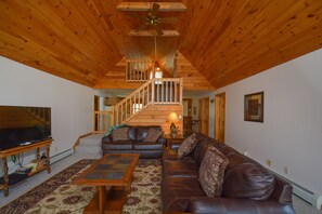 TV, fireplace, DVD player - Snowbound 4 Bedroom House (McHenry)