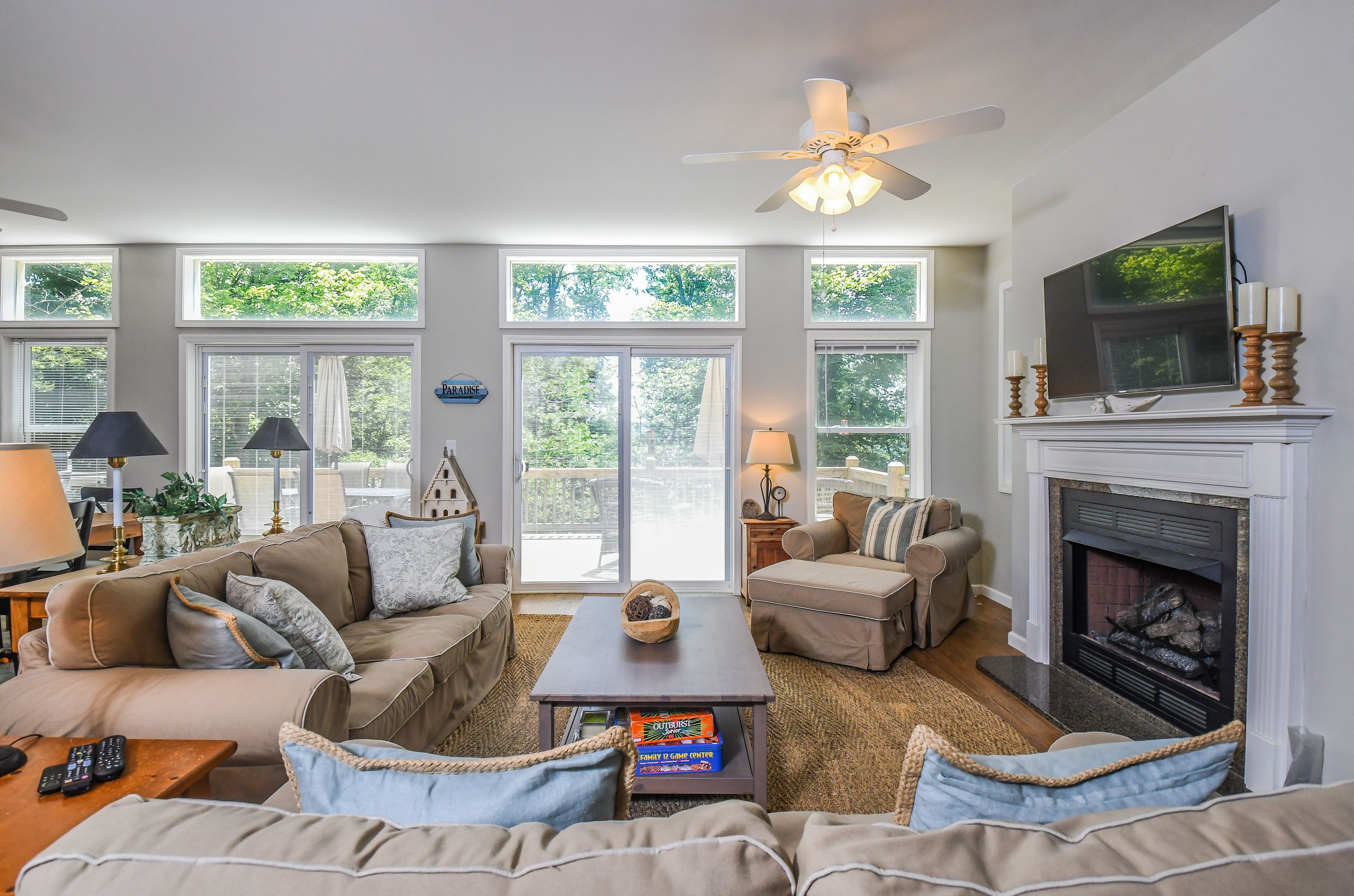 Casa, 4 habitaciones, chimenea | Área de sala de estar | Televisión de pantalla plana y chimenea 