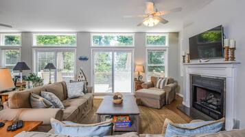 Casa, 4 habitaciones, chimenea | Área de sala de estar | Televisión de pantalla plana y chimenea